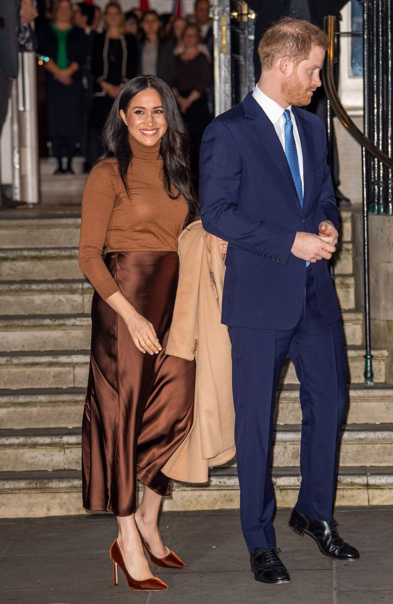 Sussexi hertsoginna Meghan kandmas pruuni kostüümi külaskäigul Londonis asuvasse Kanada majja 7. jaanuaril.