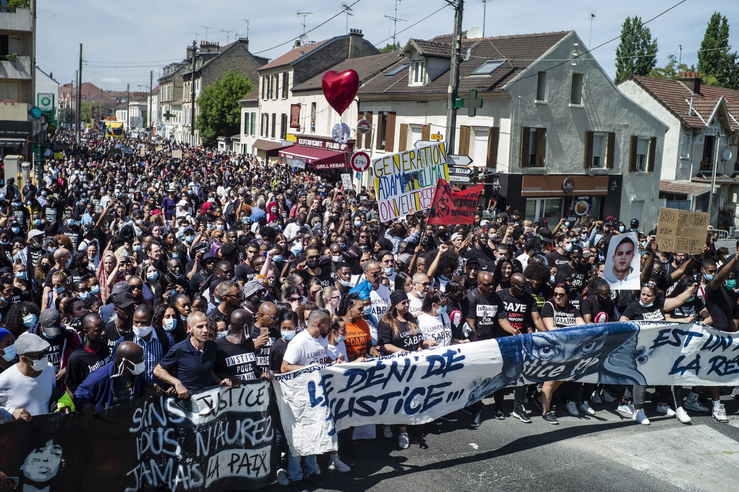 Акция протеста во Франции против расизма и полицейского насилия.