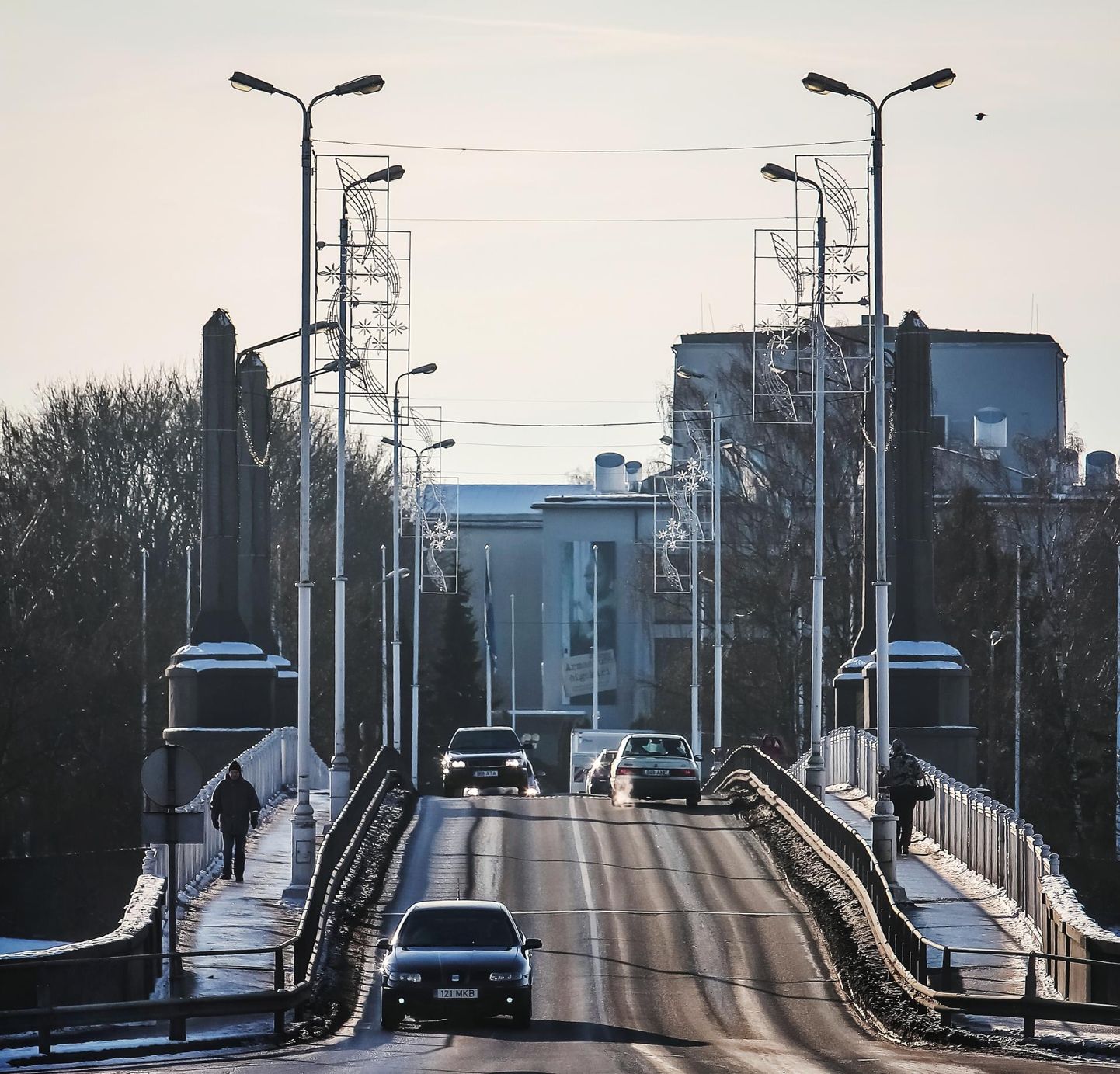 Tallinna maanteele võib sillalt suunata kaks sõidurada, aga mis sellestki abi, kui kogu maantee Tallinna suund on üherealine veel ajast, mil sellisest liiklusest ei osatud unistadagi.