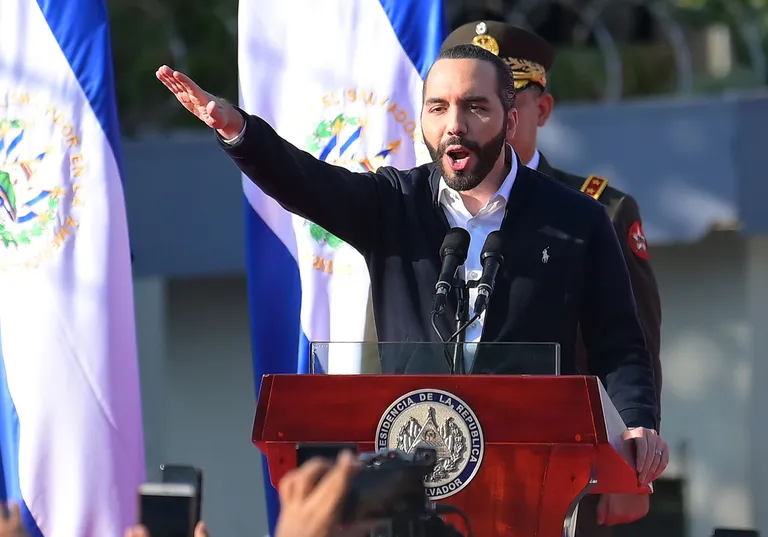 El Salvadori president Nayib Bukele 8. mai kõne ajal žestikuleerimas