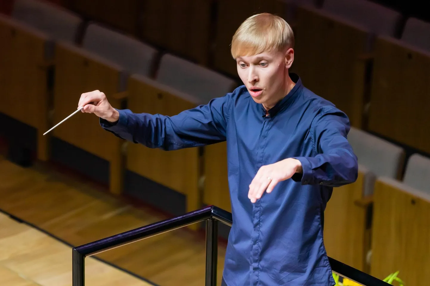 Henri Christofer Aavik dirigeerimas «Kultuurisõbra tänuõhtul» Viimsi Artiumis.