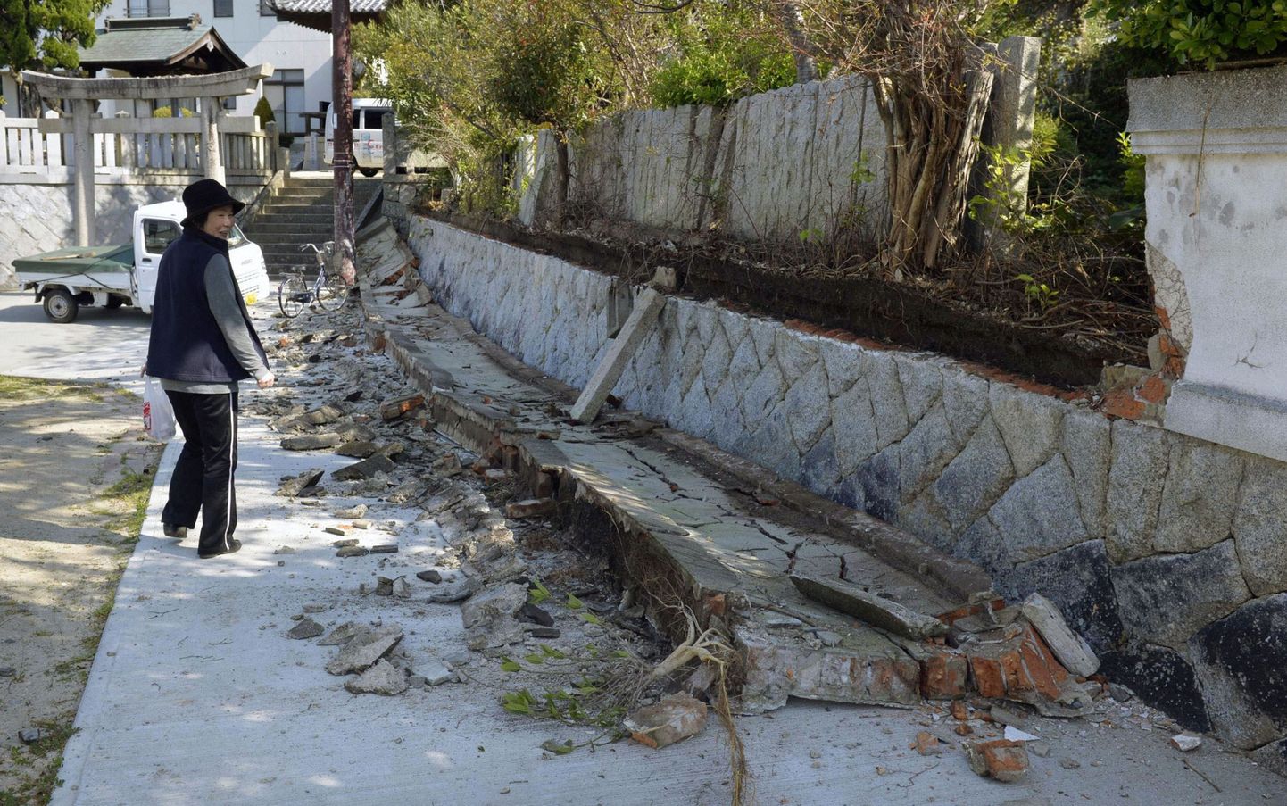 Maavärina tagajärjel purunenud kivimüür Hyogo prefektuuris asuvas Sumotos.