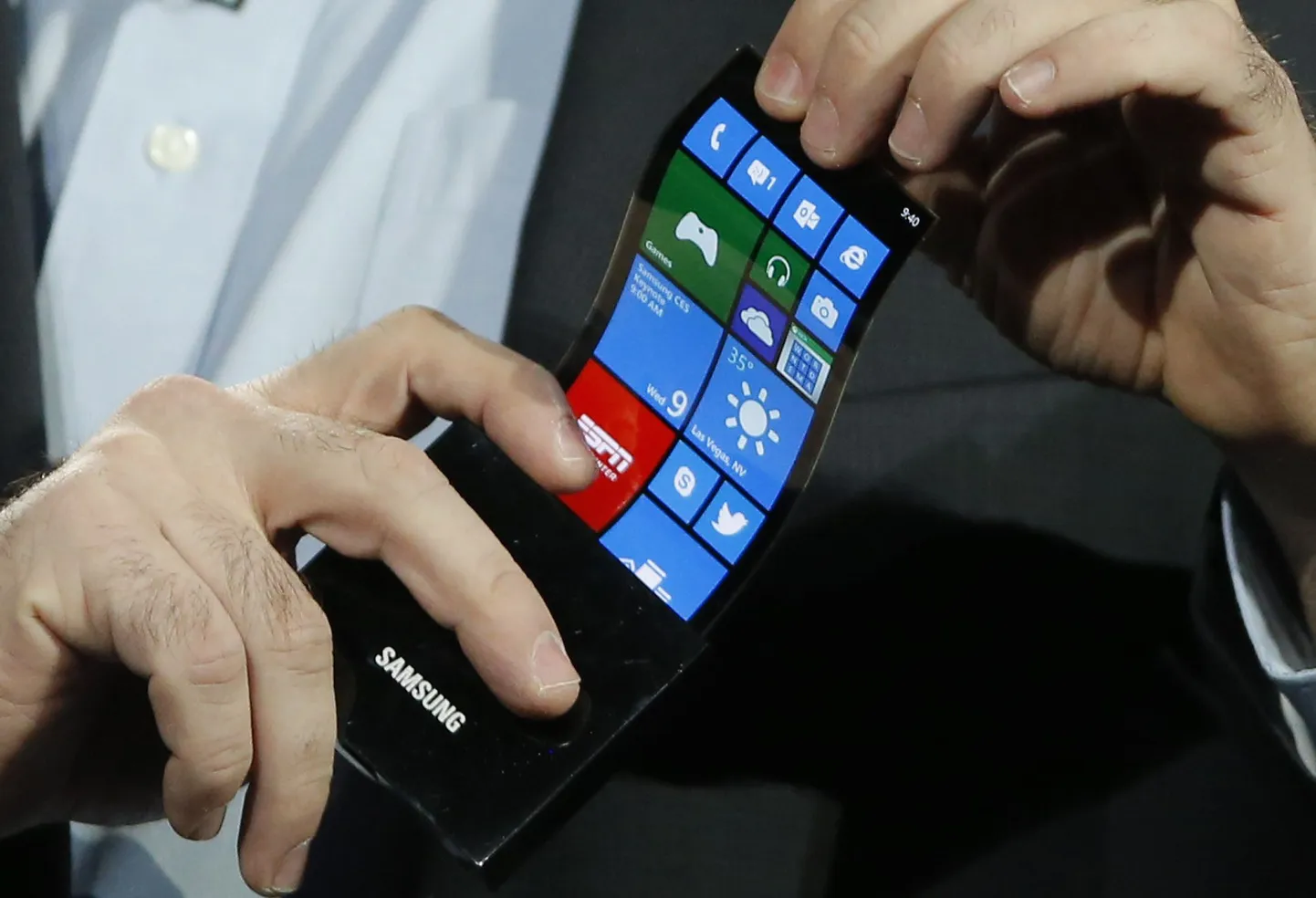 Samsungi painduva OLED ekraaniga Windows Phone telefoni prototüüp