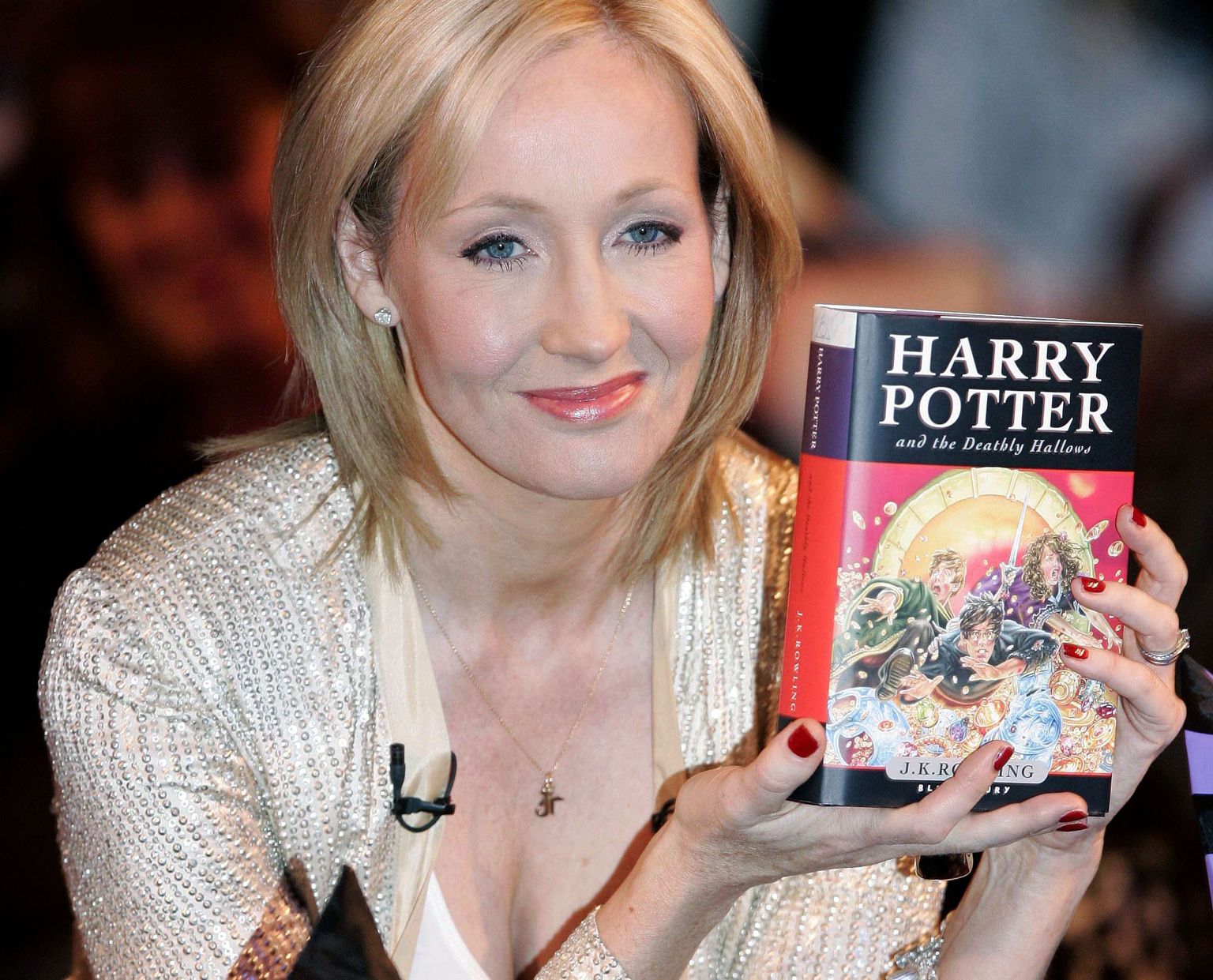 J.K. Rowling esitlemas raamatut «Harry Potter and the Deathly Hallows»