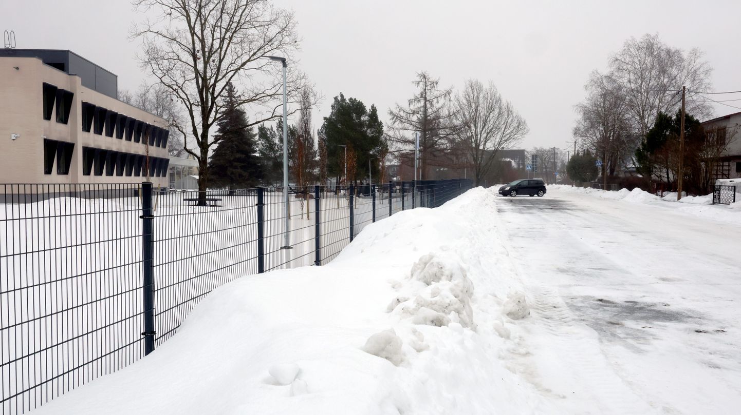 Pärli kooli ees on tegelikult lumevalli all peidus kõnnitee.