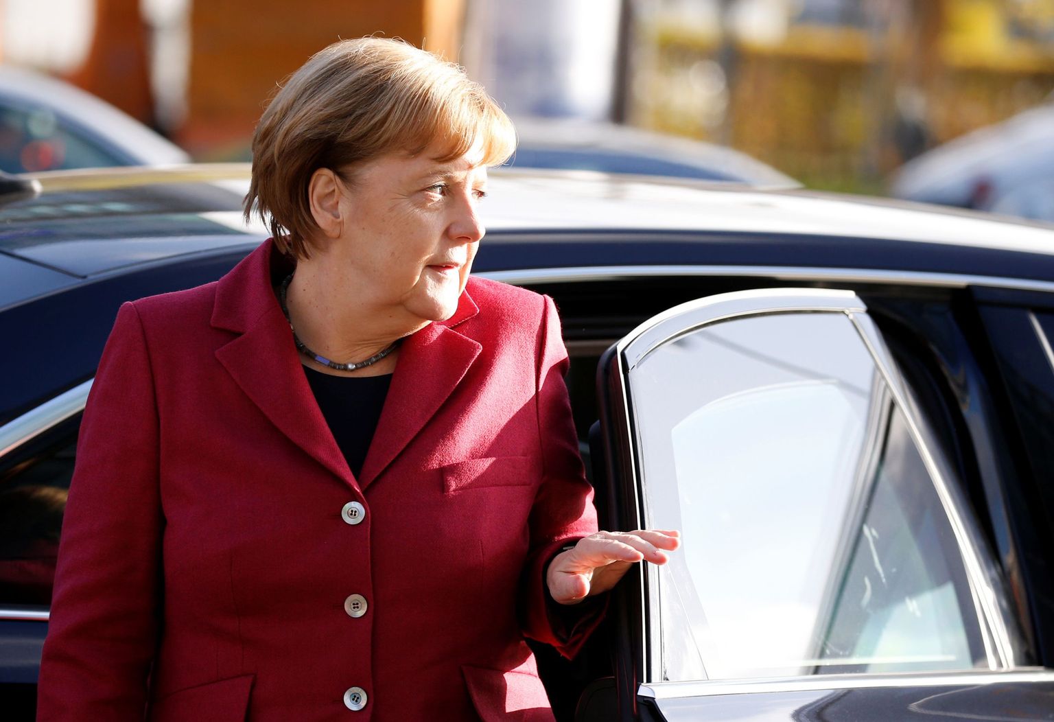 Saksamaa kantsler Angela Merkel saabumas eile CDU peakorterisse. Kantsleri ees seisab ülesanne viia koalitsioonikõnelused lõpule ning moodustada uus valitsus.