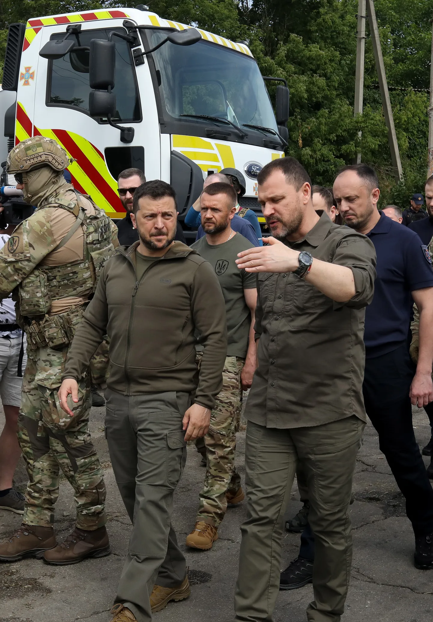 Ukraina president Volodõmõr Zelenskõi väisas üleujutatud Hersoni oblastit.