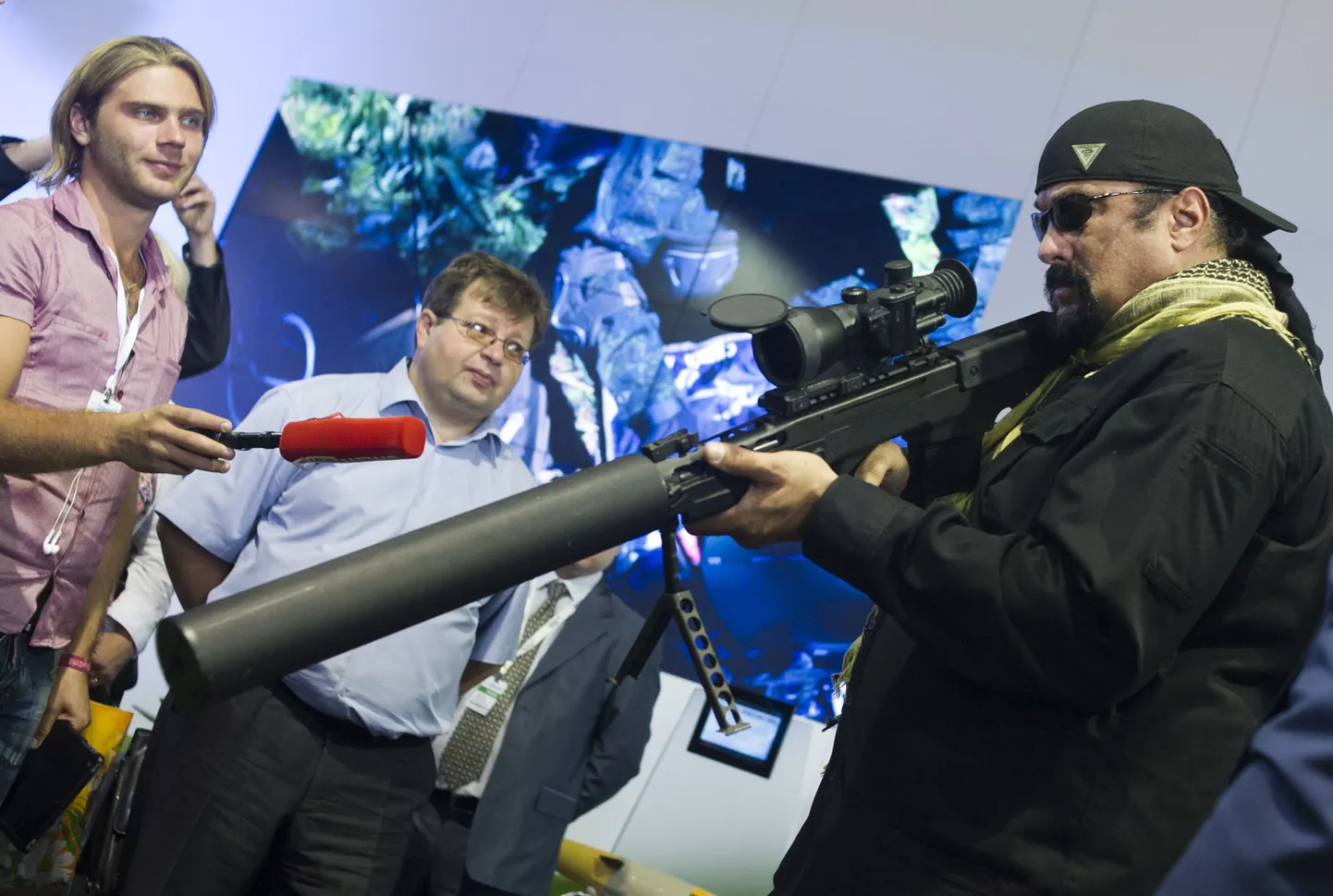 Steven Seagal (paremal) uurib näituse Oboronexpo-2014 ühte eksponaati.