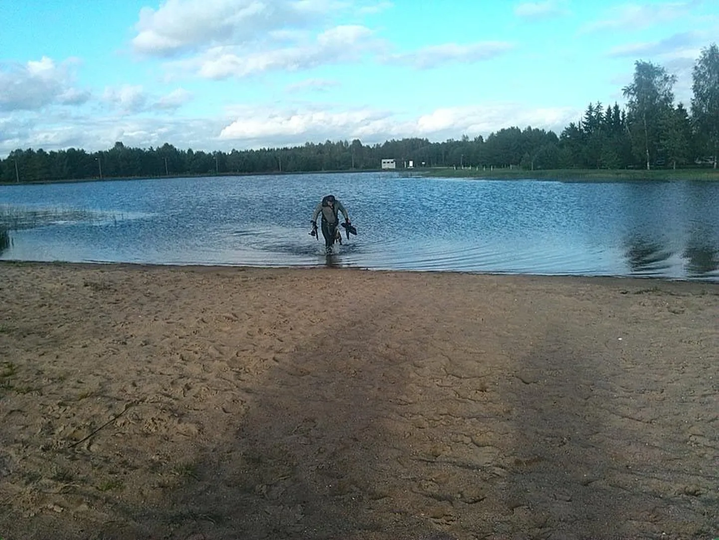 Möödunud pühapäeval jäid kalamehed Paide tehisjärvel tühjade kätega, aga veest välja tulnud harpuuniga püüdnud mehe vööl ripub siiski paar kala.