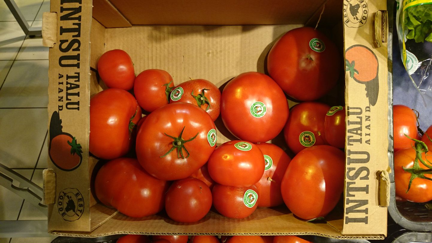 Selveris müüakse Intsu talu tomateid kilohinnaga 5.49, lahtine Hollandi tomat maksab 1,29 eurot.