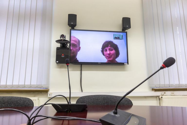 Состоявшееся 1 июня судебное заседание, в котором посредством видеомоста участвовали Алар Садам (слева) и представитель Департамента полиции Елена Вшивцева.