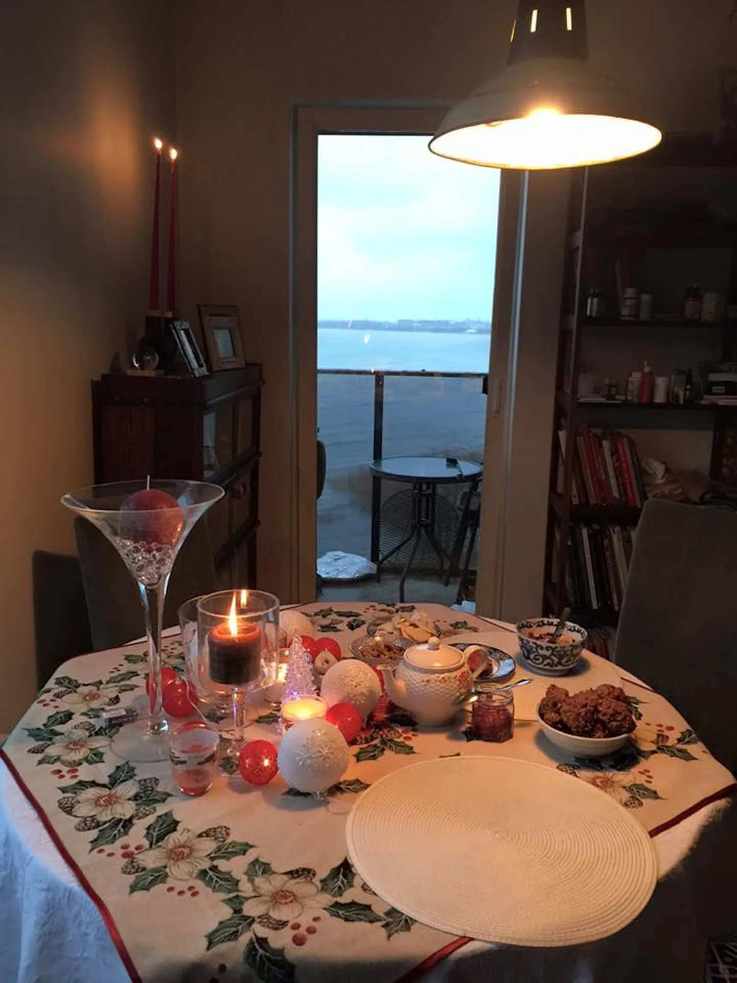 Evelin Ilves postitas Facebooki foto armsalt kujundatud pühadeootel kodust.