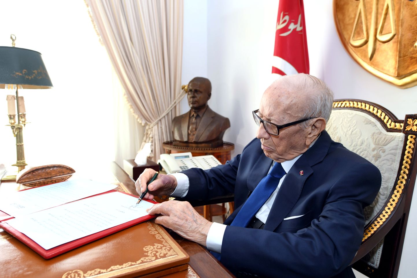Tuneesia president Beji Caid Essebsi suri 92-aastasena.