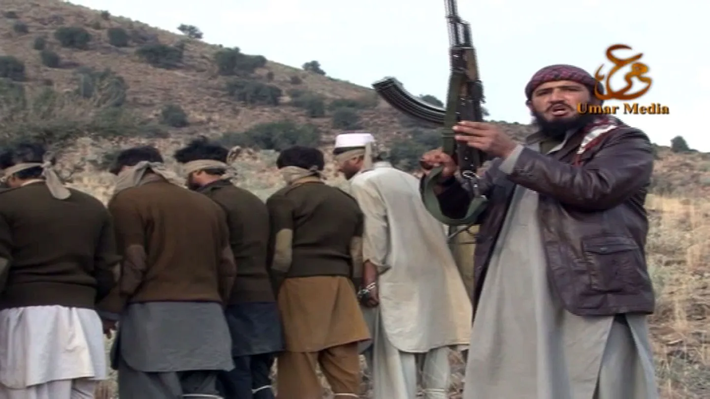 Pakistani Talibani võitleja (esiplaanil) selle organisatsiooni omatehtud videol enne Pakistani sõdurite mahalaskmist.