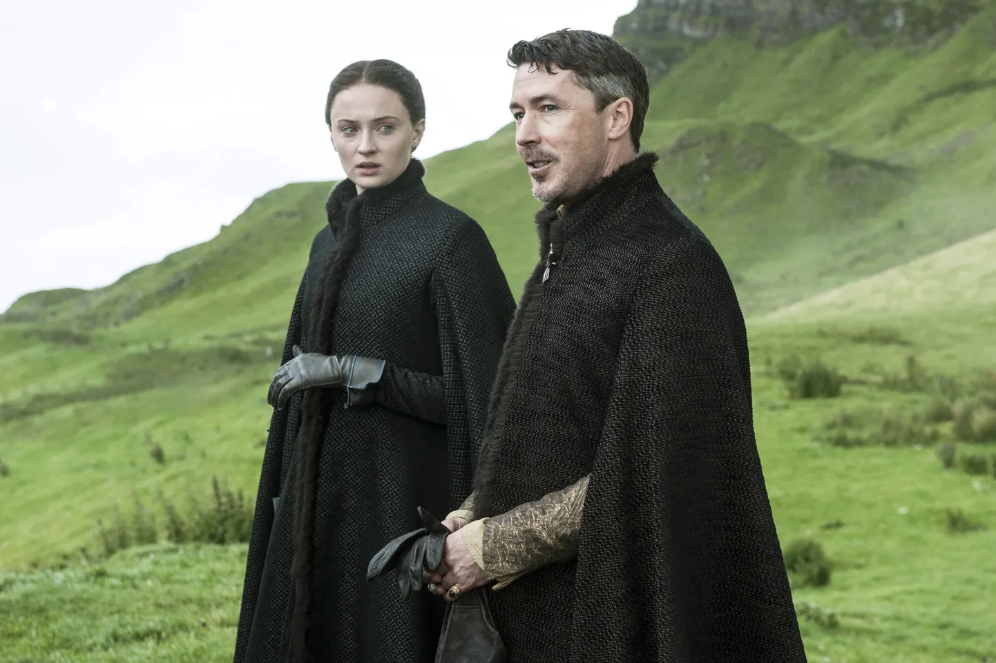 Kaader sarjast «Troonide mäng». Pildil Sophie Turner ja Aidan Gillen