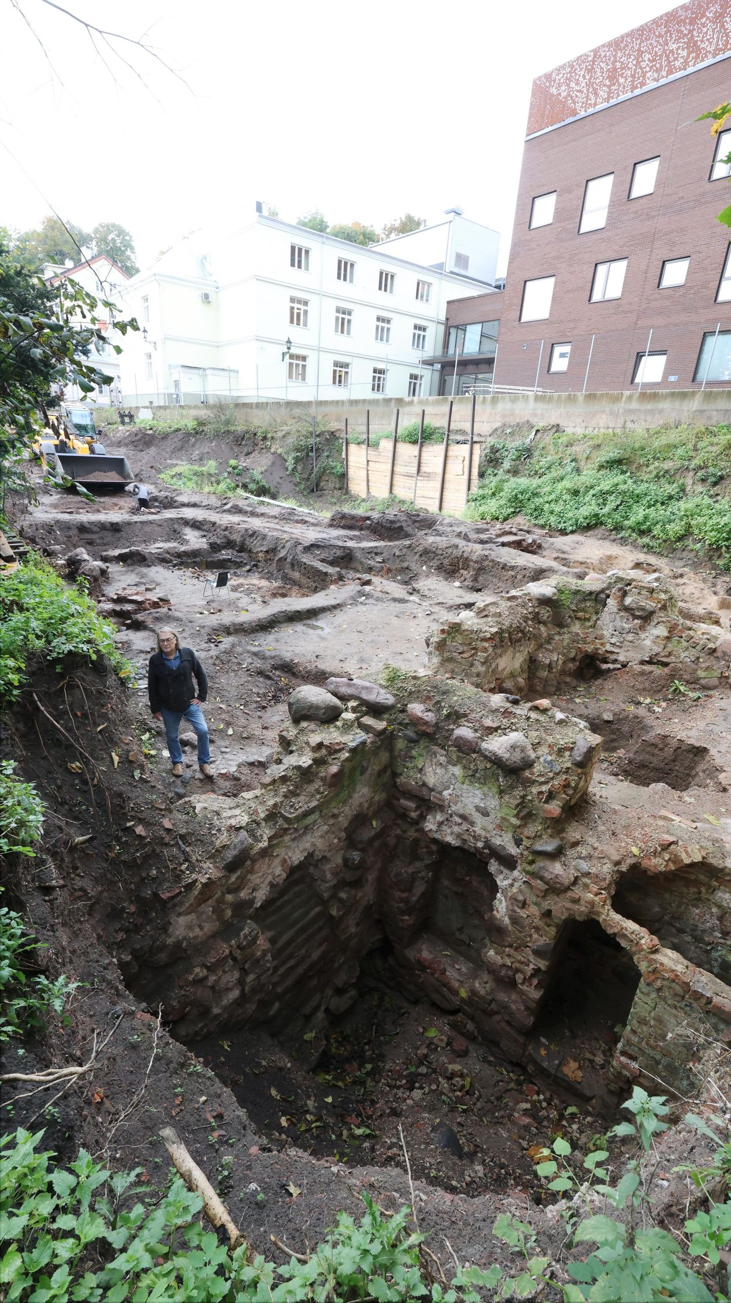Arheoloogiliste kaevamiste ala Lossi tänaval. Arheoloog Rünno Vissak seisab keskajal ehitatud ja Põhjasõjas purustatud maja keldri juures. Taamal Elleri kool.