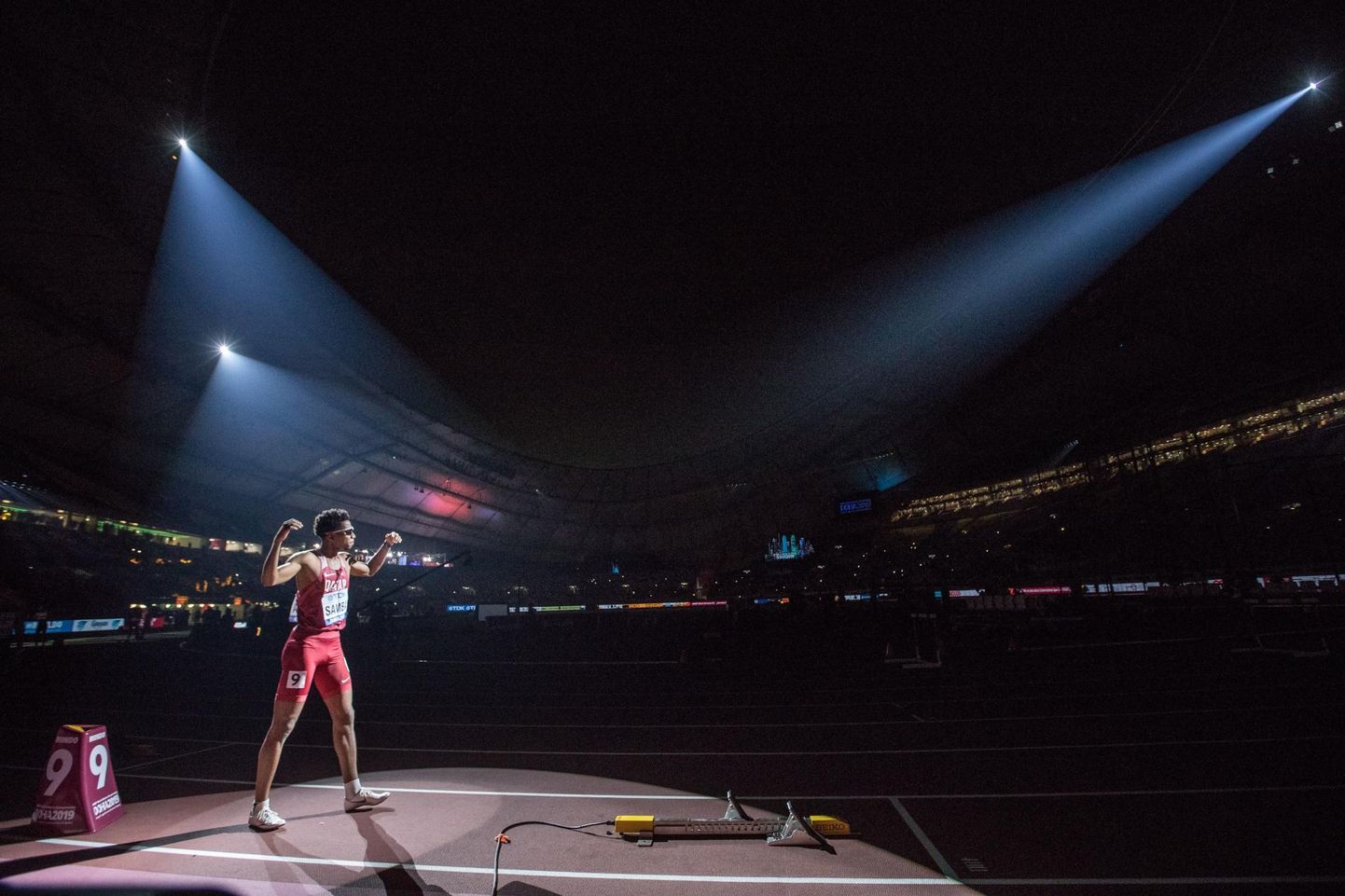 400 meetri tõkkejooksu finaliste tutvustati valgussõu saatel. Pildil Katari sportlane Abderrahman Samba. FOTO: Tairo Lutter