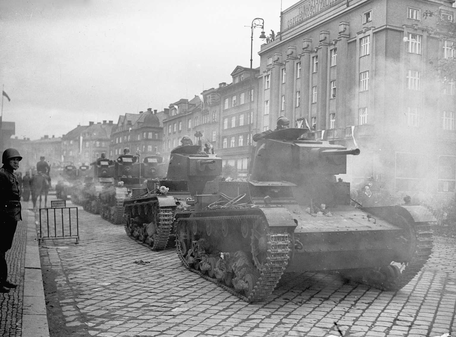 VALLUTAVAD: Pilt on tehtud 1938. aasta sügisel kohe pärast Müncheni kokkuleppe sõlmimist. Poola väed sisenevad Těšíni ehk Zaolzie piirkonda.