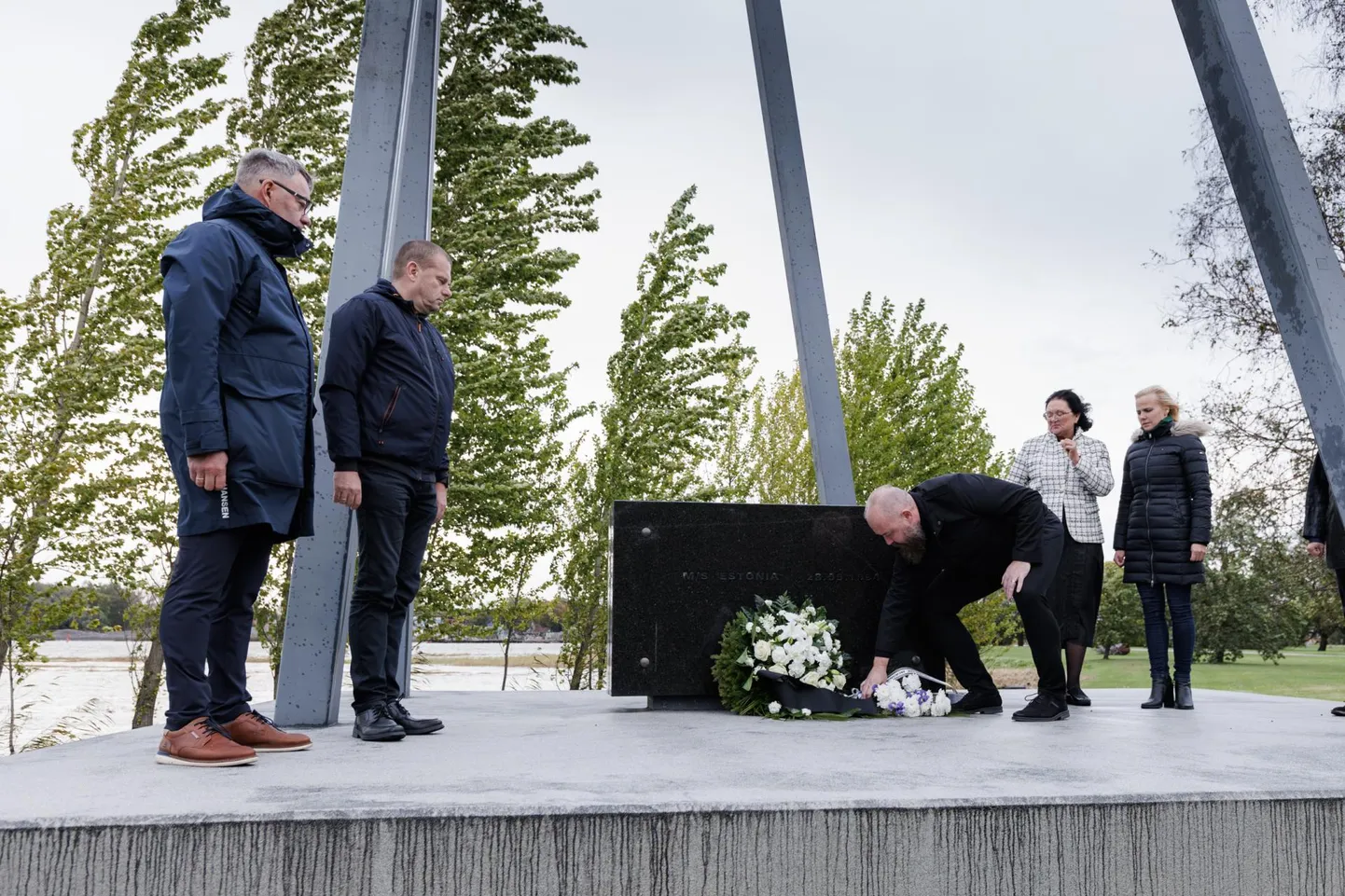 Läinud öö oli samuti tuuline nagu 30 aasta eest, kui parvlaev viis mere põhja mitusada inimest. Nende mälestuseks asetati Pärnu rannas mälestusmärgi jalamile pärjad.