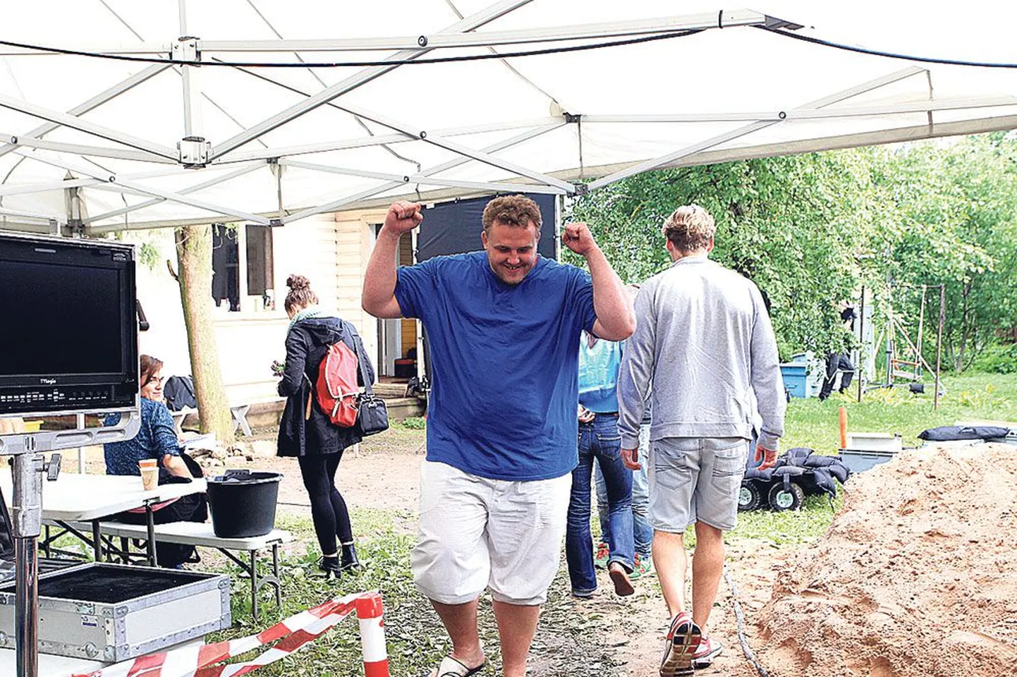 Kaido Höövelson rõõmustas Kuu 9 hoovis, et filmimise esimene päev on edukalt möödas.