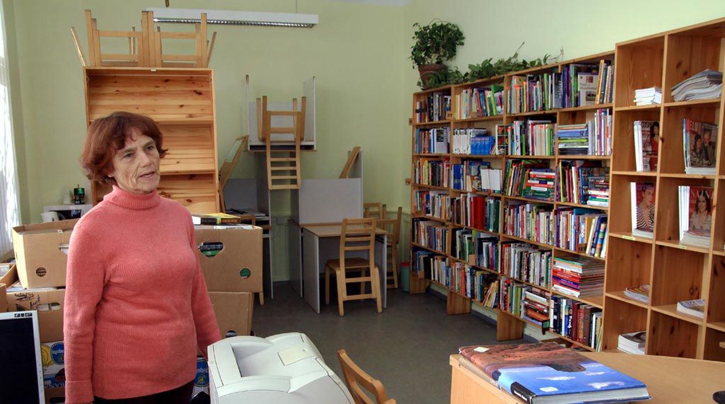 Raamatukogutöötaja Ilme Philips sätib kitsukeses ruumis taas raamatuid riiulitele.