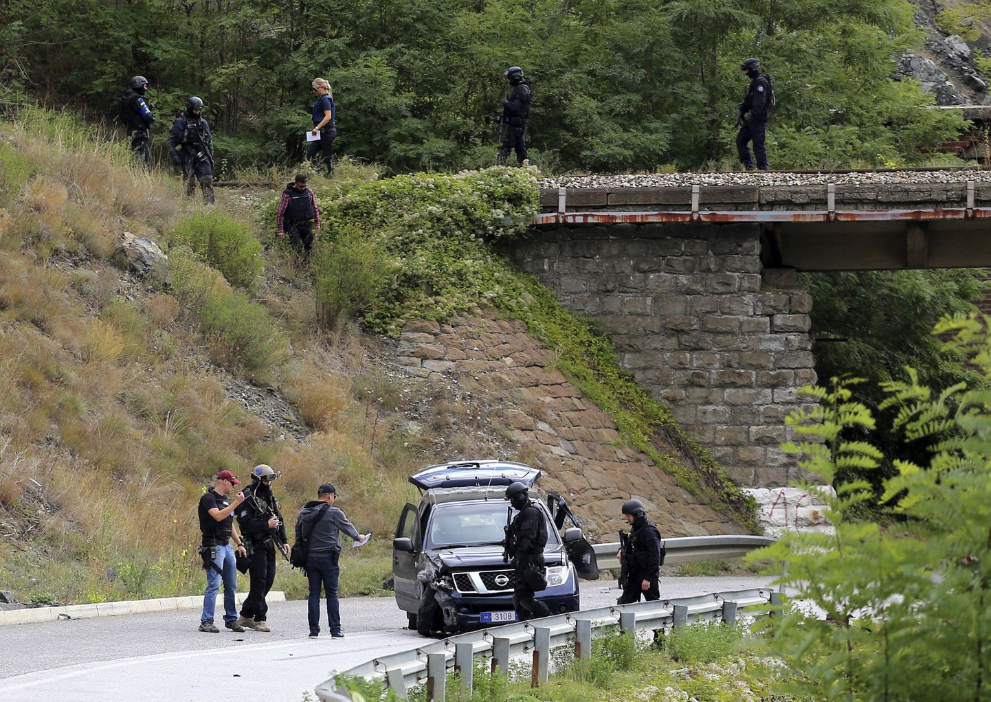 Euroopa Liidu politseinikud kindlustavad ala Zvecani linna lähedal, kus tapeti täna üks missiooni liige.