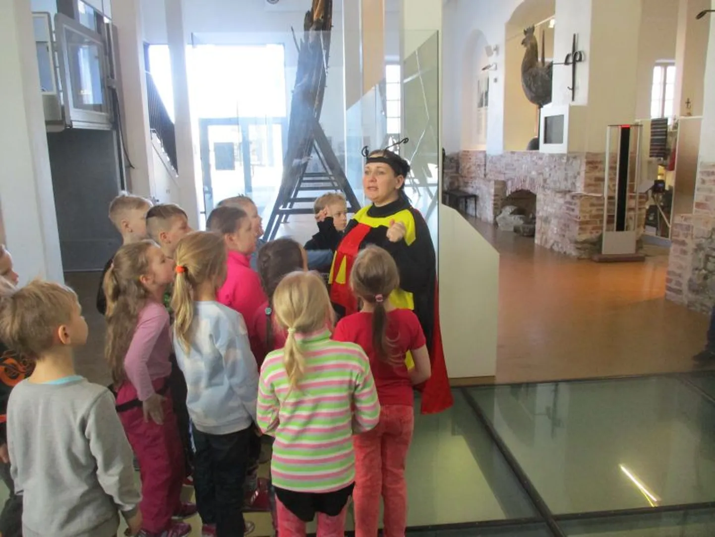 Pärnu Mai lasteaia lapsed Pärnu muuseumis.
