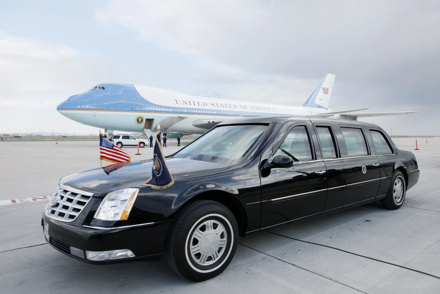 President George Bushi ametiauto. Uus president Barack Obama saab peaaegu samasuguse esinduslimusiini