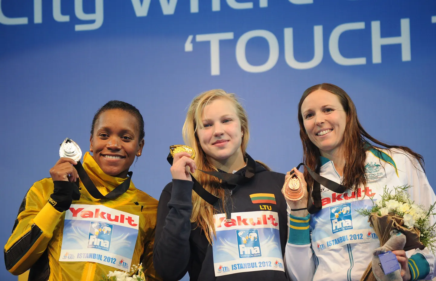 Ruta Meilutyte (keskel), Alia Atkinson (vasakul) ja Sarah Karsouli