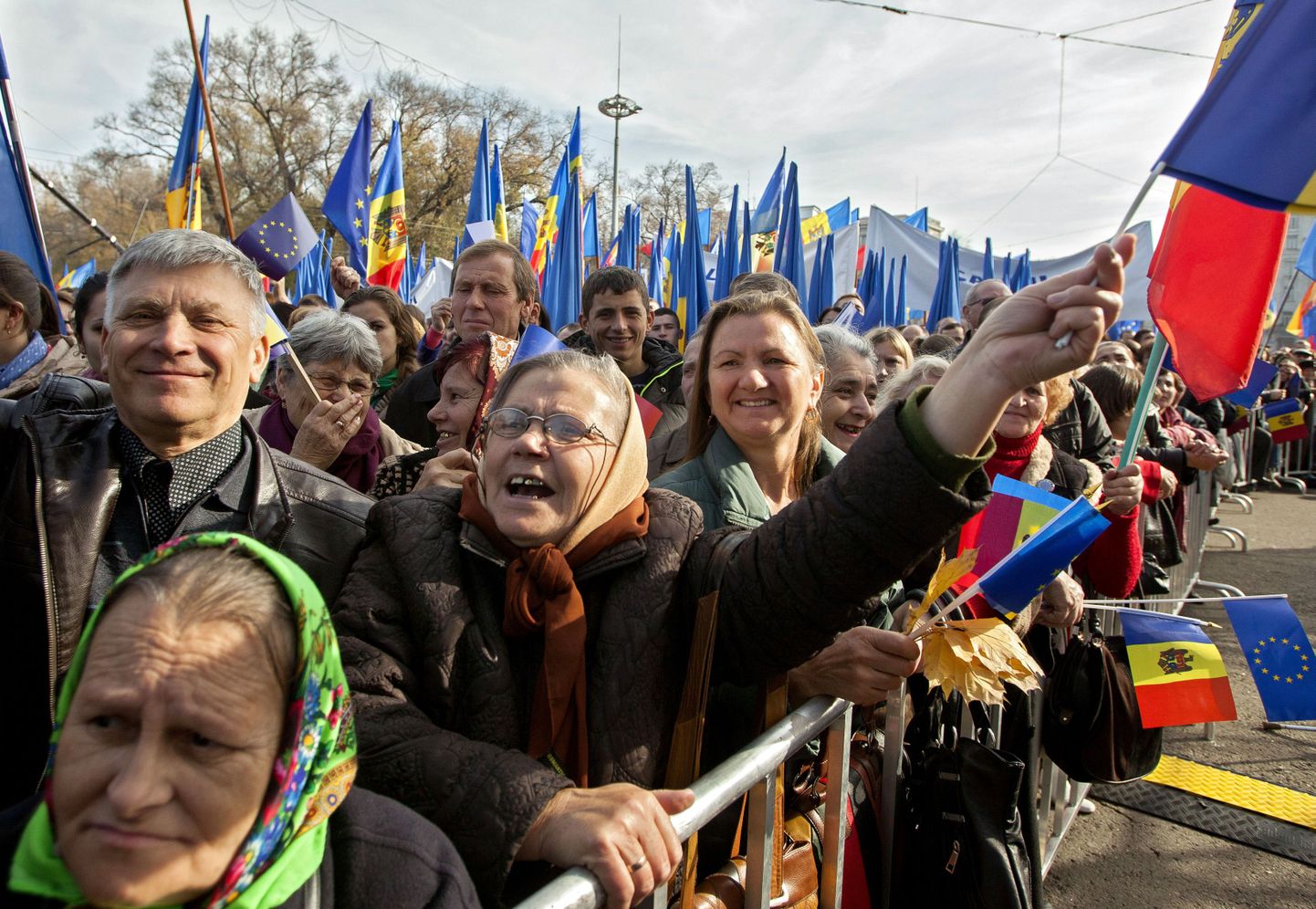 Inimesed Moldova pealinna Chisinau peaväljakul Euroopa Liitu pooldaval kogunemisel.