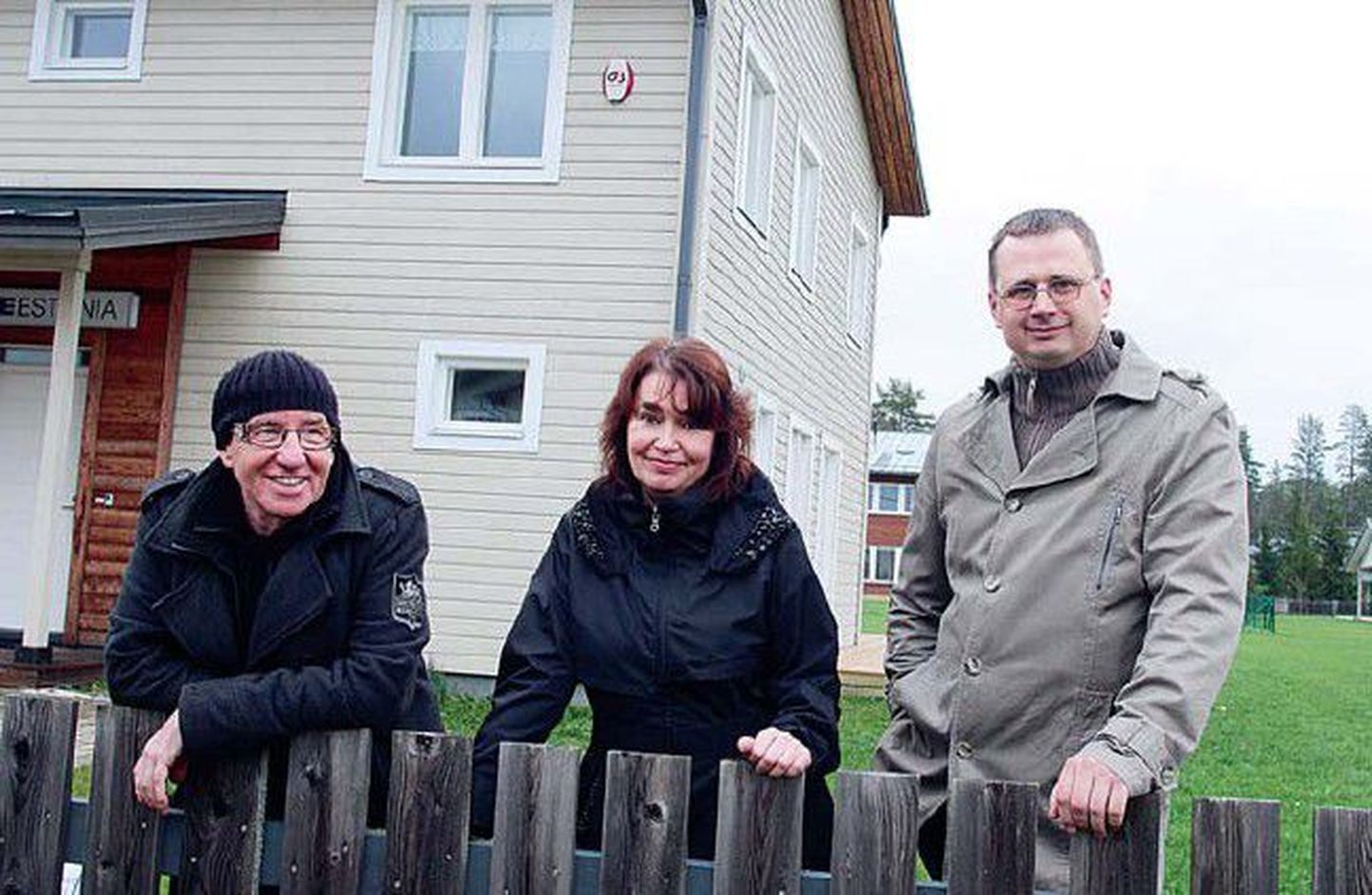 Üleaedseid Uuesalus teatakse-tuntakse, kinnitab külavanem Jaan Urvet (vasakul). Külaelanikud Ülle Kullör ja Tiit Kärgets nõustuvad.