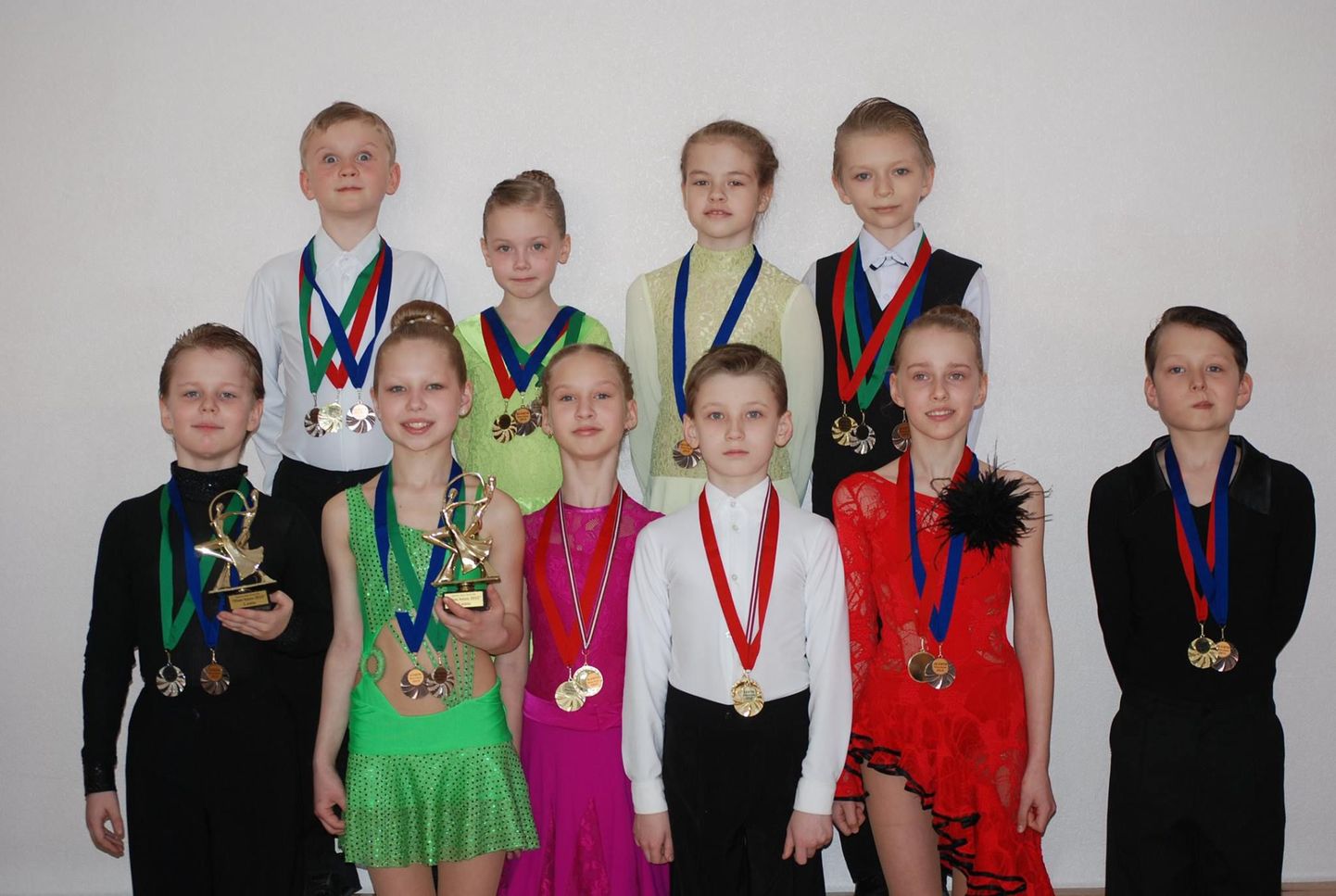 Rahvusvahelisel tantsuvõistlusel «Dīva Cup 2015» osalesid Valga tantsuklubist Cris viis tantsupaari, kes kõik tõid koju mitu medalit. Vasakult esimesed Sivert Raide ja Ketlin Kopp võistluselt saadud uhkete karikatega.