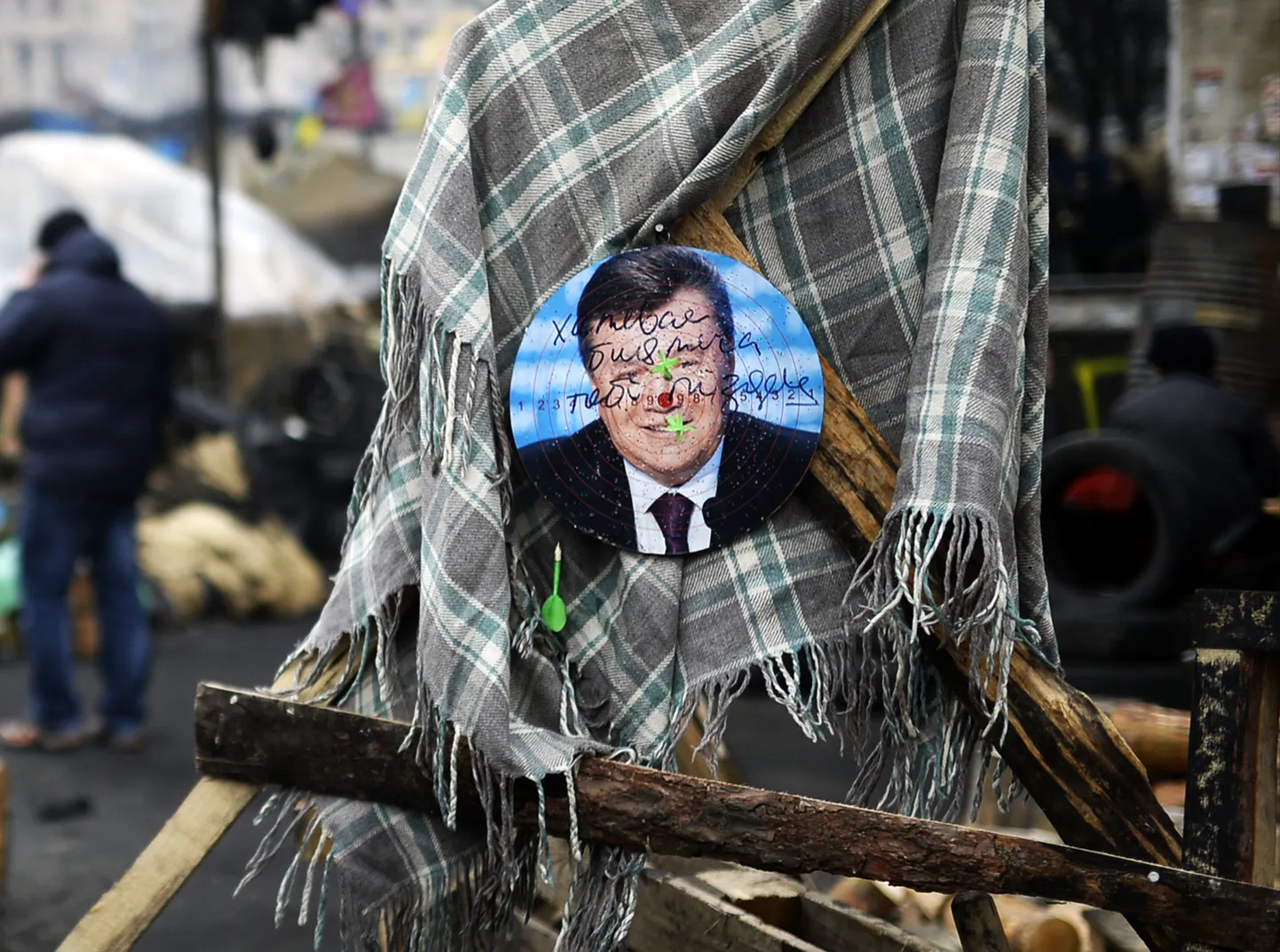 Kiievi Iseseisvuse väljakul ehk Maidanil kasutatakse Janukovõtši näopilti noolemängu alusena.