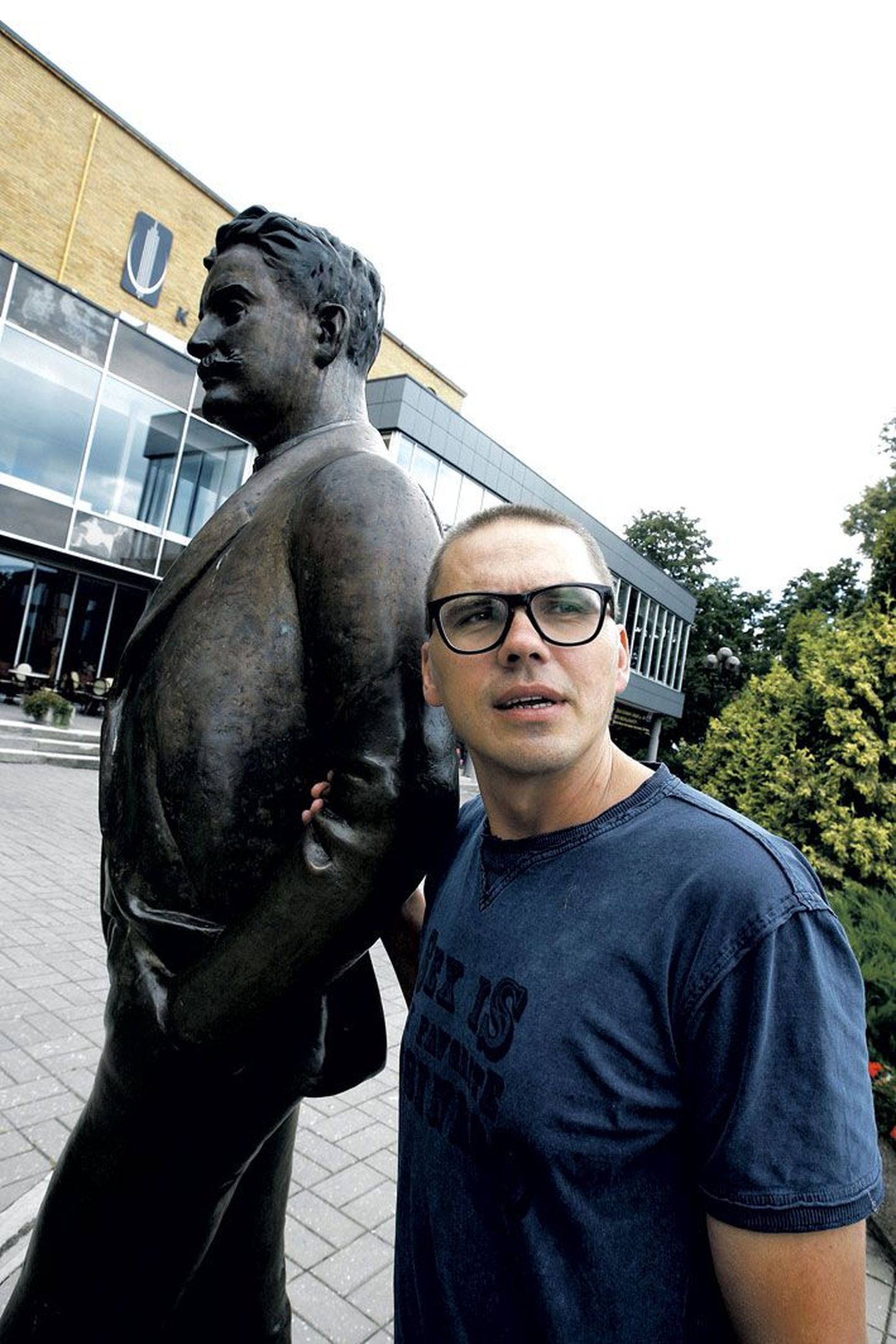 Urmas Lennuk (39) andis inter­­v­juu teatrikohviku ees Karl Men­ningu kuju juures.