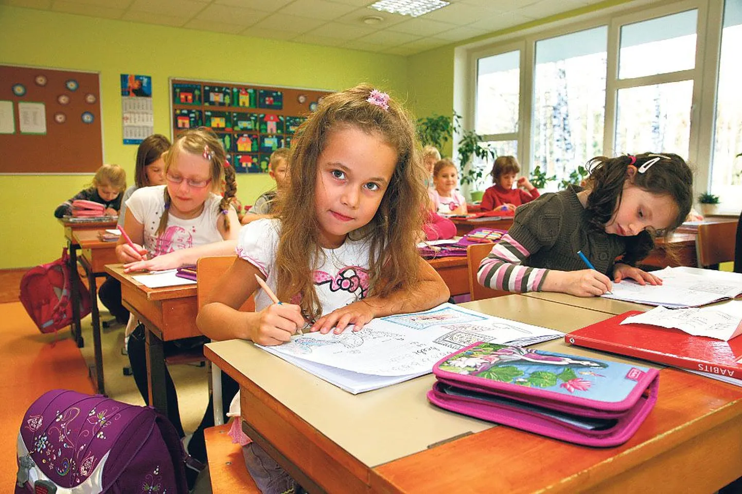 Sel sügisel avati Paikuse põhikoolis esmakordselt kolm esimest klassi. Pildil emakeeletunnis B-tähte õppiv 1. b klass on üks neist. Esiplaanil Deivi Tali.