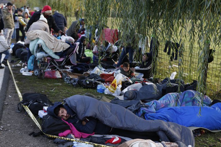 Sadakond migranti, kelle hulgas on ka palju lapsi, veetis eilse öö Bosnia ja Horvaatia piiril Izačići piiripunkti lähedal oodates pääsu Euroopa Liitu.