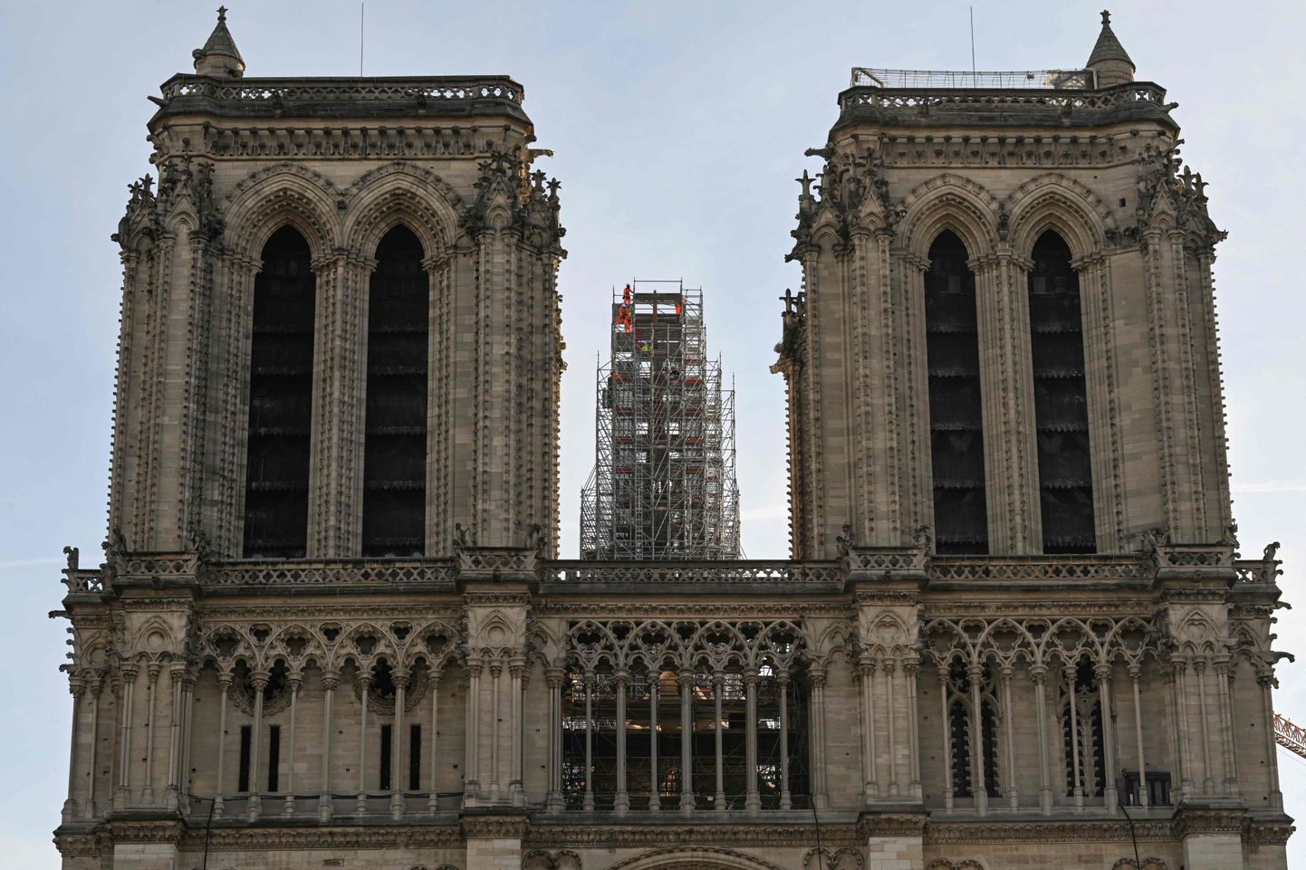 Pariisi Jumalaema kiriku uus tammepuust haritorn on valmimas. Foto tellingutes tornist on tehtud 29. novembril 2023.