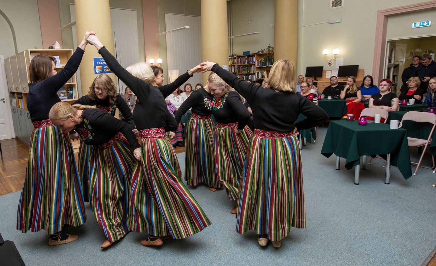 Otse loomulikult ei puudunud Helju Tori mälestusõhtult tants. Pildil naisrühm Gevi, kes tähistab tänavu kuuekümne aasta juubelit.