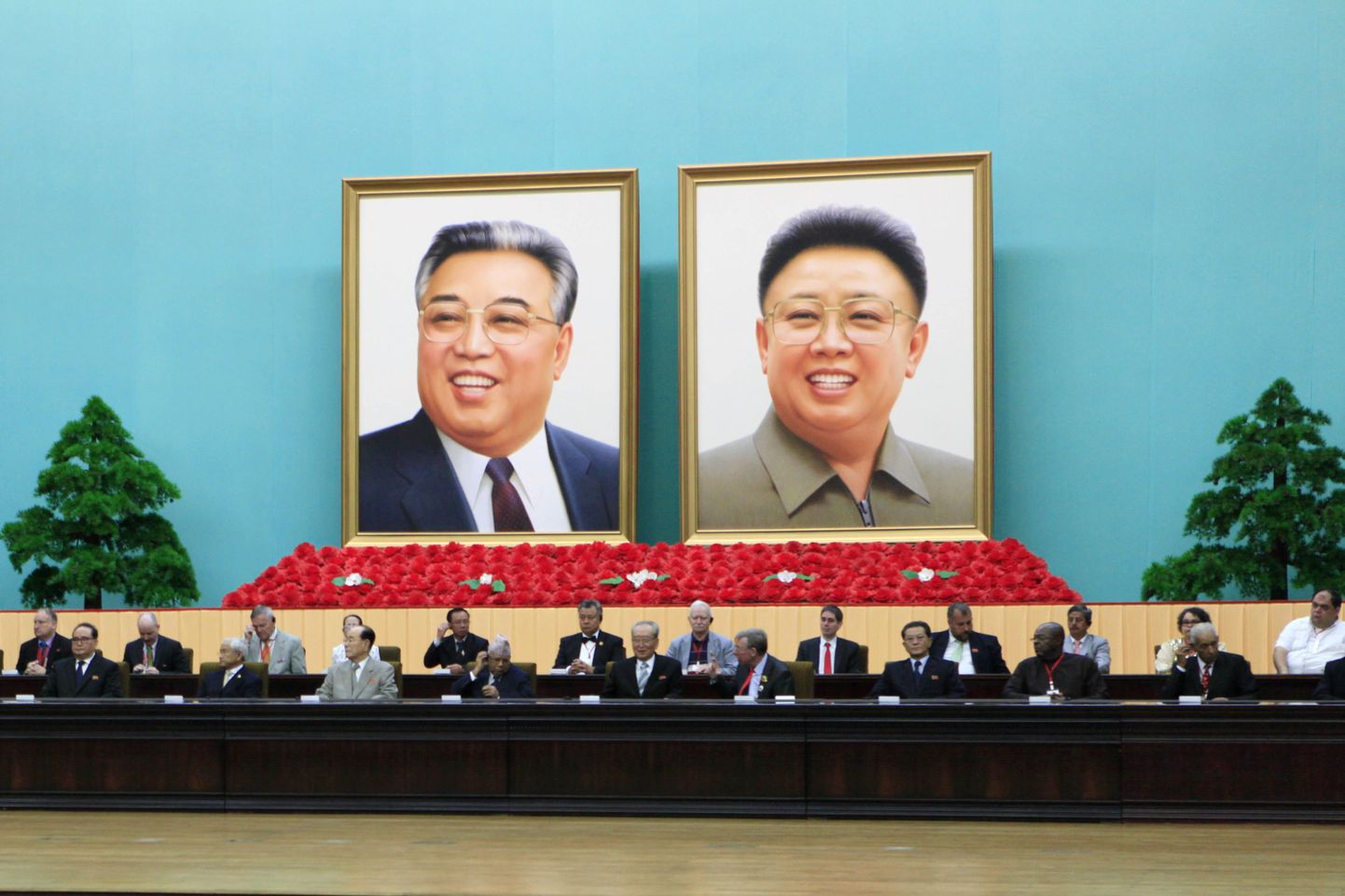 Kim Il-sungi ja Kim Jong-ili portreed.