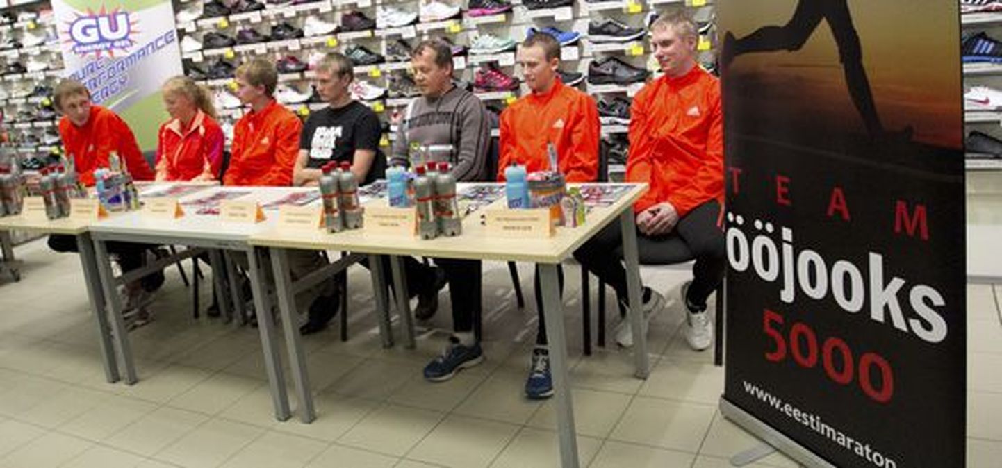 Ööjooks-adidas jooksutiimi liikmed, treener Väino Kondoja ja GU Energy esindaja Martin Meri Põhjakeskuses Rademari spordipoes toimunud esitlusel.