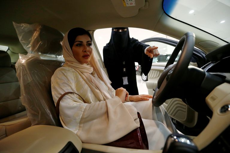 Saudi Araabia tuntud kirurg Fatima al-Nasseralah Ar-Riyāḑis autokaupluses
