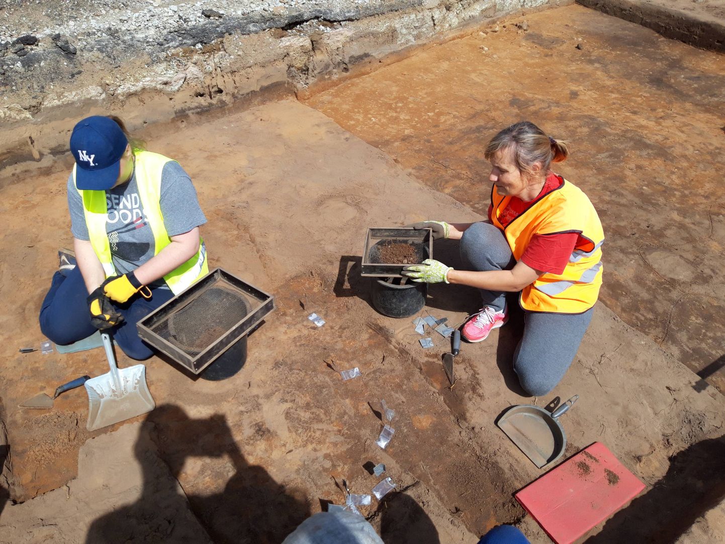 Учетель истории Марге Каннель участвует в археологических раскопках