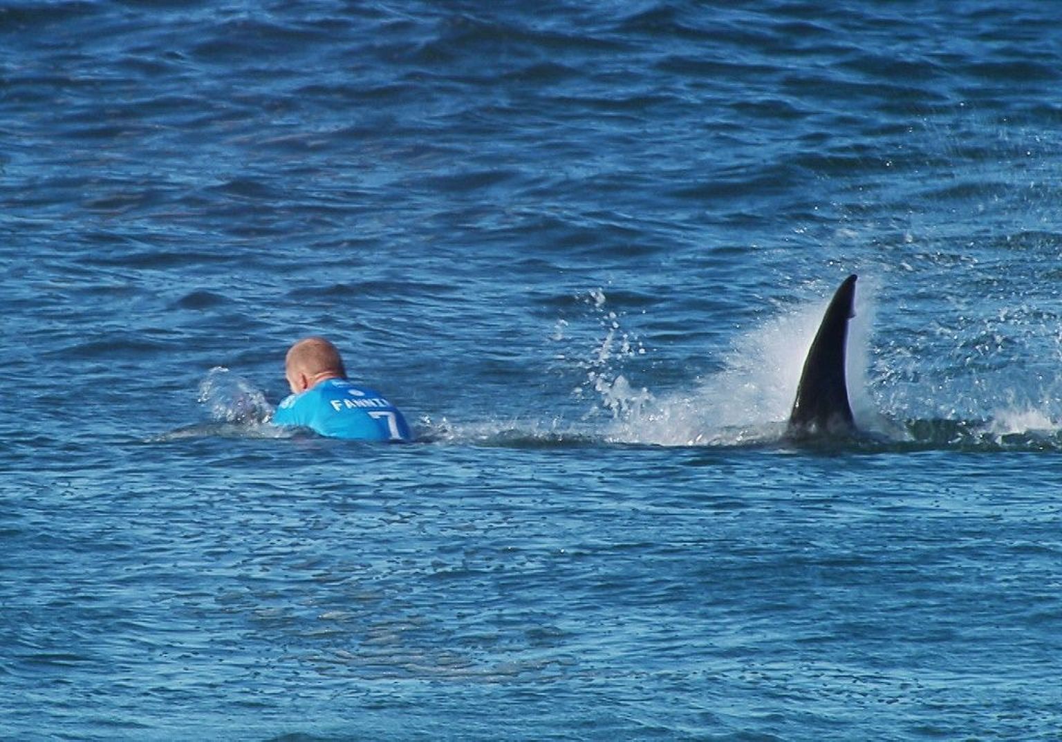 На трехкратного чемпиона мира по серфингу Мика Фэннинга напала акула во время соревнований на побережье ЮАР.