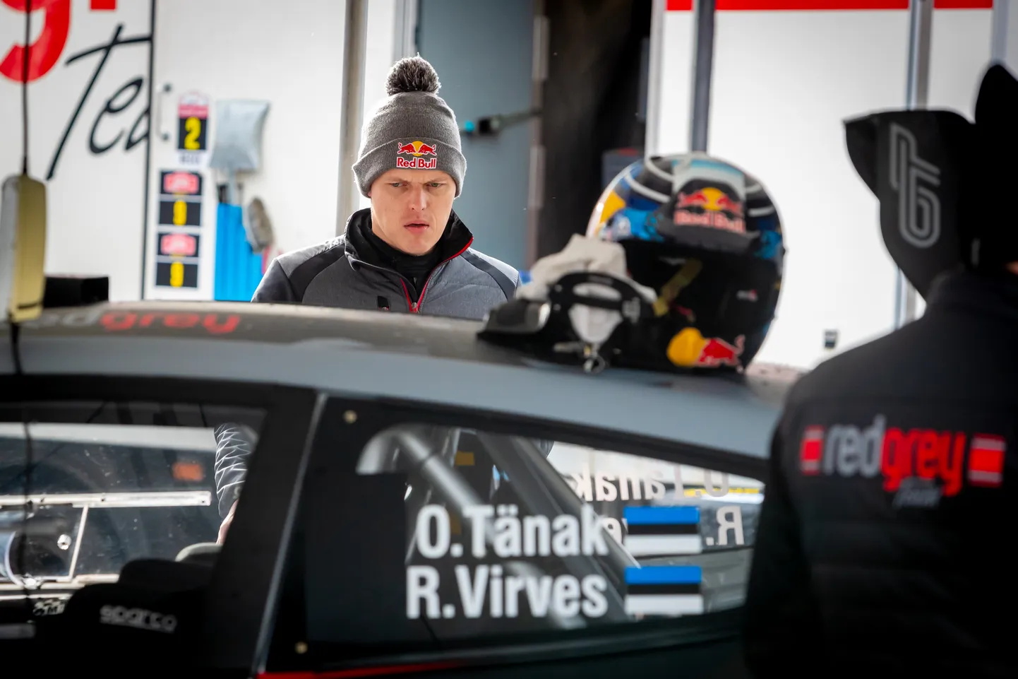 OTT TÄNAKU tuules on rahvusvahelised tiitlivõidud välja kihutanud ka Ken Torn ja Robert Virves. Eelmise aasta Saaremaa rallil sõitis Robert Oti kaardilugejana.