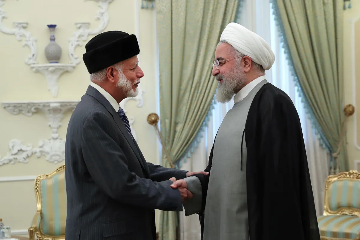 Omānas ārlietu ministrs Jusufs bin Alavi ar Irānas prezidentu Hasanu Rohani