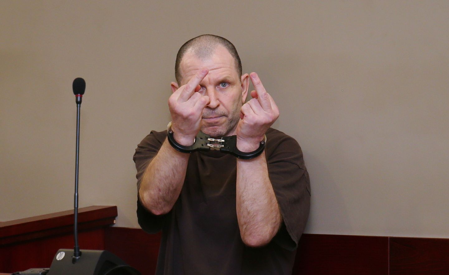 Kohus mõistis vangivalvuri tapmiskatse eest Juri Ustimenkole  ja Nikolai Lilitškinile(pildil) kaheksa aasta pikkuse vangistuse. Kohtuotsust kuulama tulnud Lilitškin demonstreeris kõneka žestiga oma meelsust.