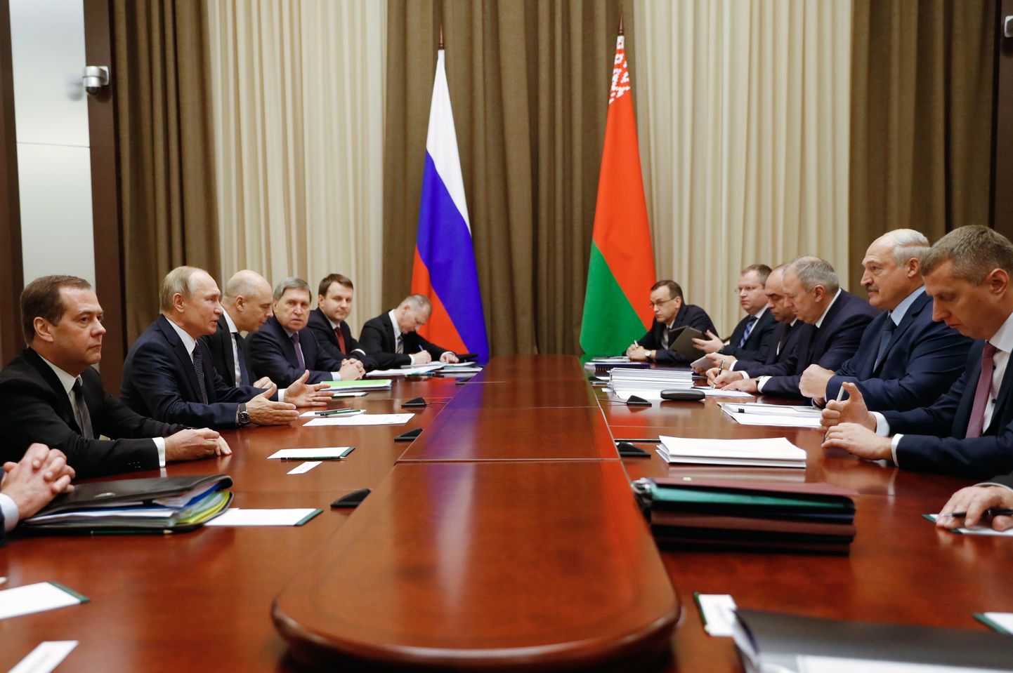 Venemaa president Vladimir Putin ja peaminister Dmitri Medvedev pidamas 7. detsembril Sotšis kõnelusi Valgevene presidendi Aleksandr Lukašenkoga.