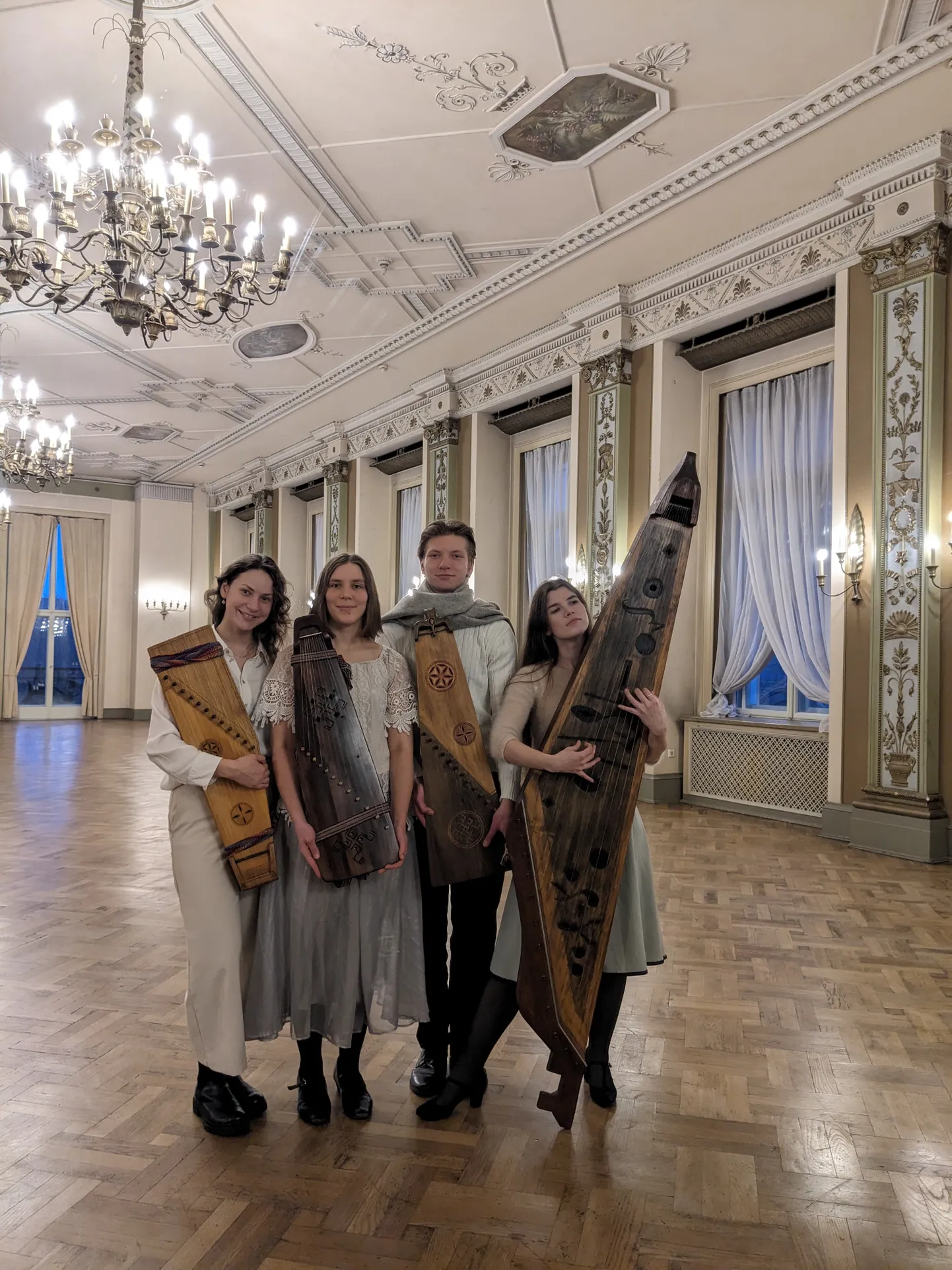 Meditācijas vadītāja Rozīte Katrīna Ponne kopā ar kopienas „Rīgas Danči” koklētājiem  Malvīni Mantinieci, Dzintaru Jēkabu Spīču un Madaru Lisovsku.
