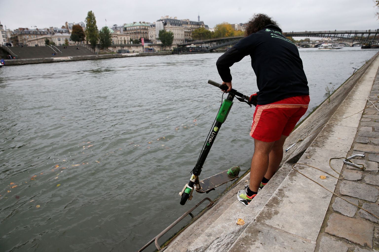 Lime'i töötaja õngitseb Seine'i jõest ettevõtte tõukeratast.