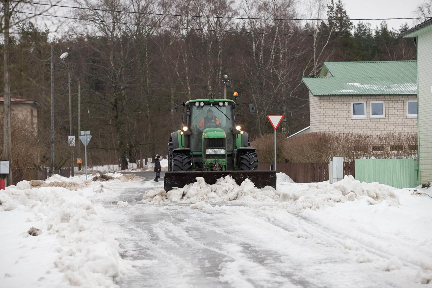 Maapiirkondades tegelevad lumetõrjega sageli kohalikud põllumajandusfirmad, leides nõnda rakendust muidu talvekorteris seisvatele masinatele.